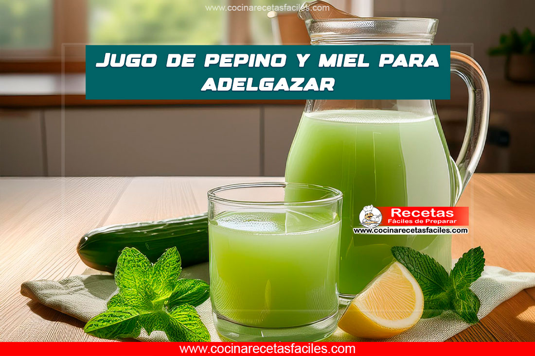 Jugo de pepino y miel servido en un vaso decorado con rodajas de pepino y limón