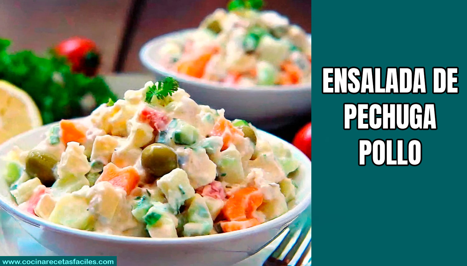 Ensalada de pollo con apio, papa, zanahoria, lechuga, chícharos, chiles jalapeños y aceitunas en un tazón sobre un plato blanco con un tenedor al lado.