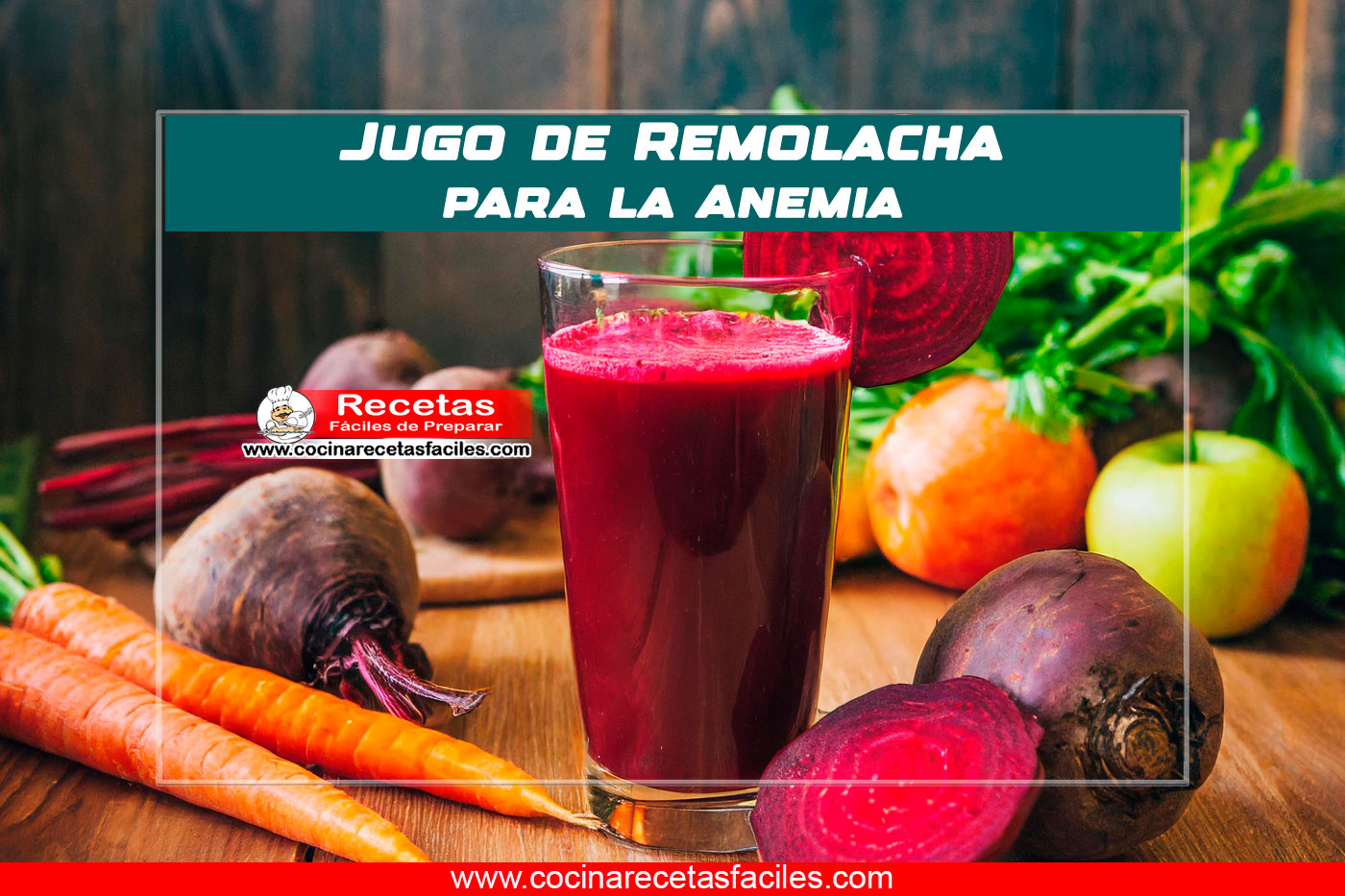 Vaso de jugo de remolacha fresco con remolachas y zanahorias al fondo.