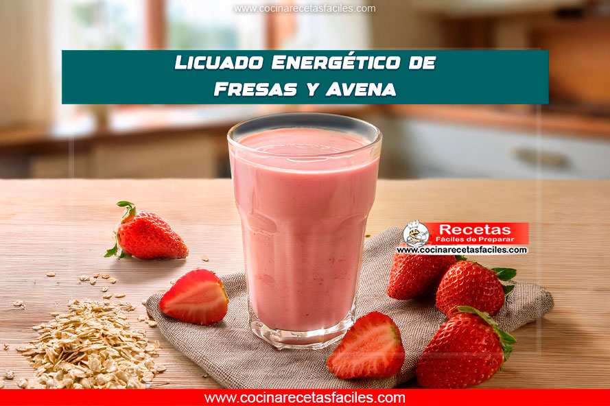 Vaso de licuado energético de fresas y avena, con rodaja de fresa y avena encima, en mesa de madera