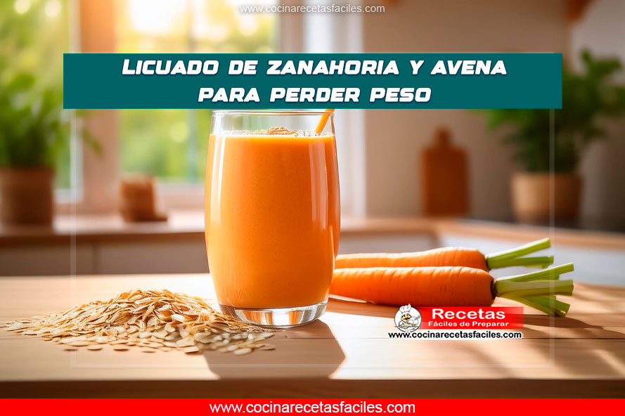 Licuado de zanahoria y avena en vaso sobre mesa de madera.