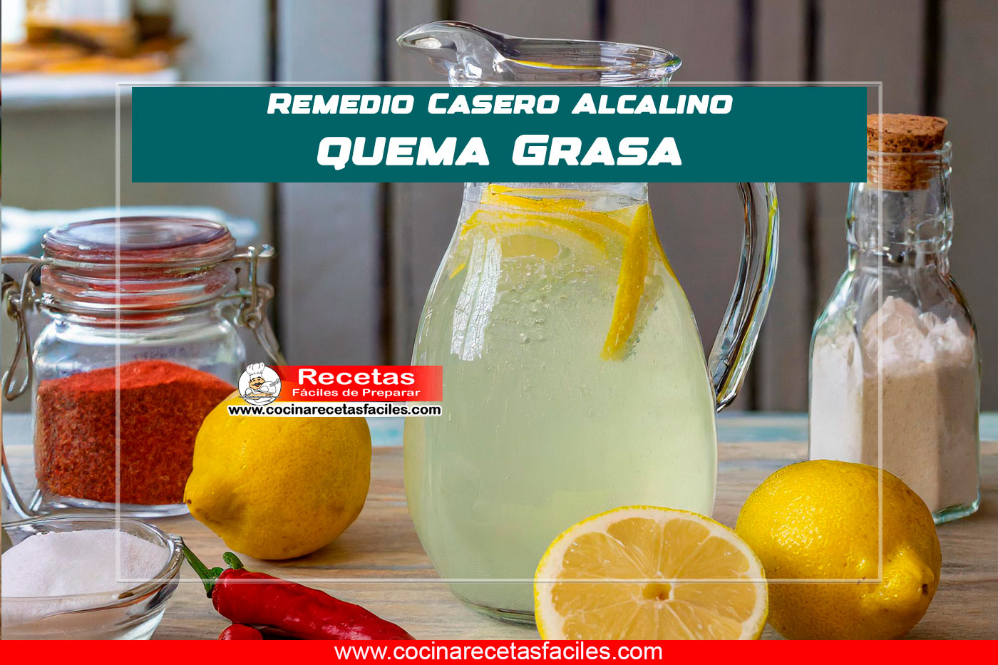 "Jarra de vidrio con bebida alcalina de limón, bicarbonato de sodio y pimienta de cayena, junto a limones, bicarbonato y pimienta en una mesa de cocina."