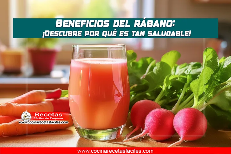 Jugo de rábano y zanahoria fresco en vaso transparente, con ingredientes naturales en una cocina acogedora.