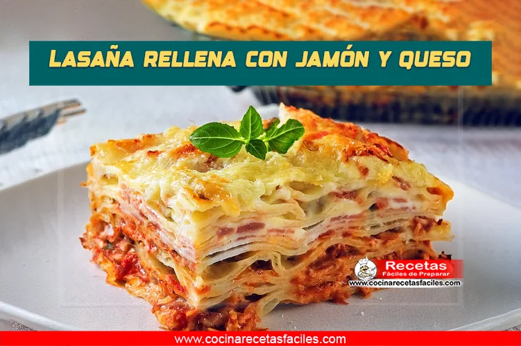Lasaña rellena de jamón y queso con costra dorada de queso gratinado.