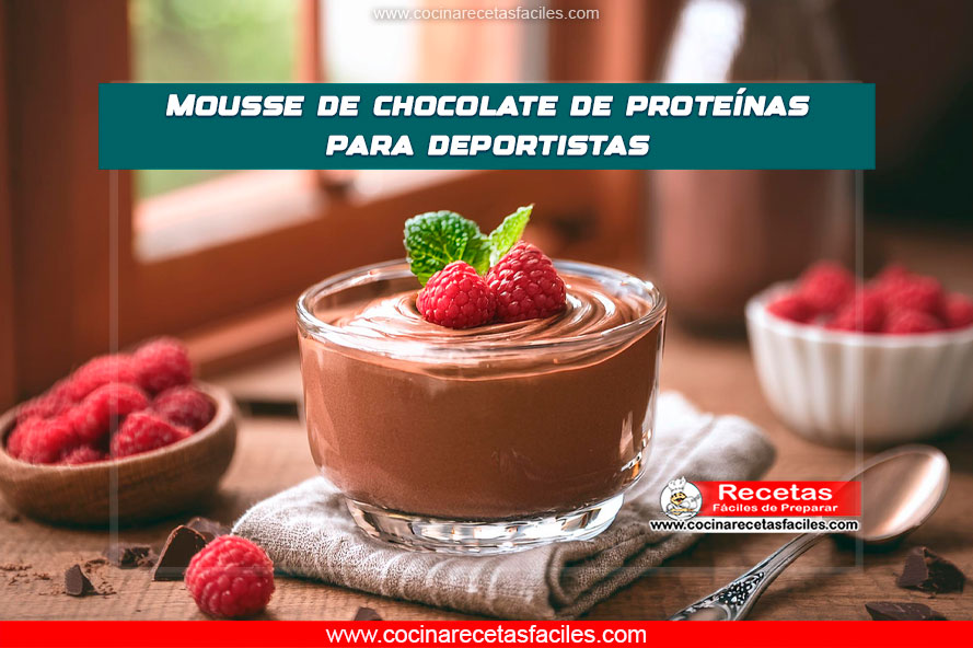 Mousse de chocolate con proteína en una copa decorada con frambuesas frescas
