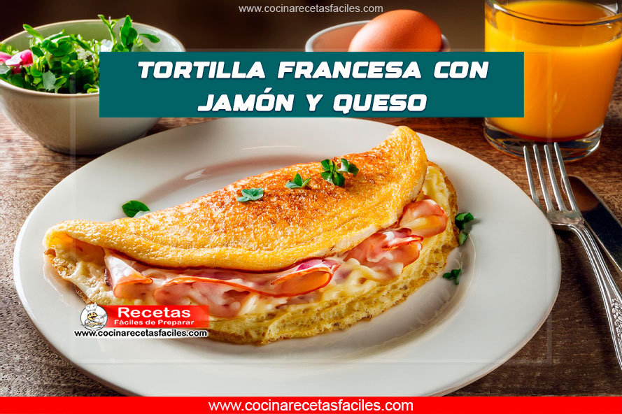 Tortilla francesa con jamón y queso servida en un plato blanco