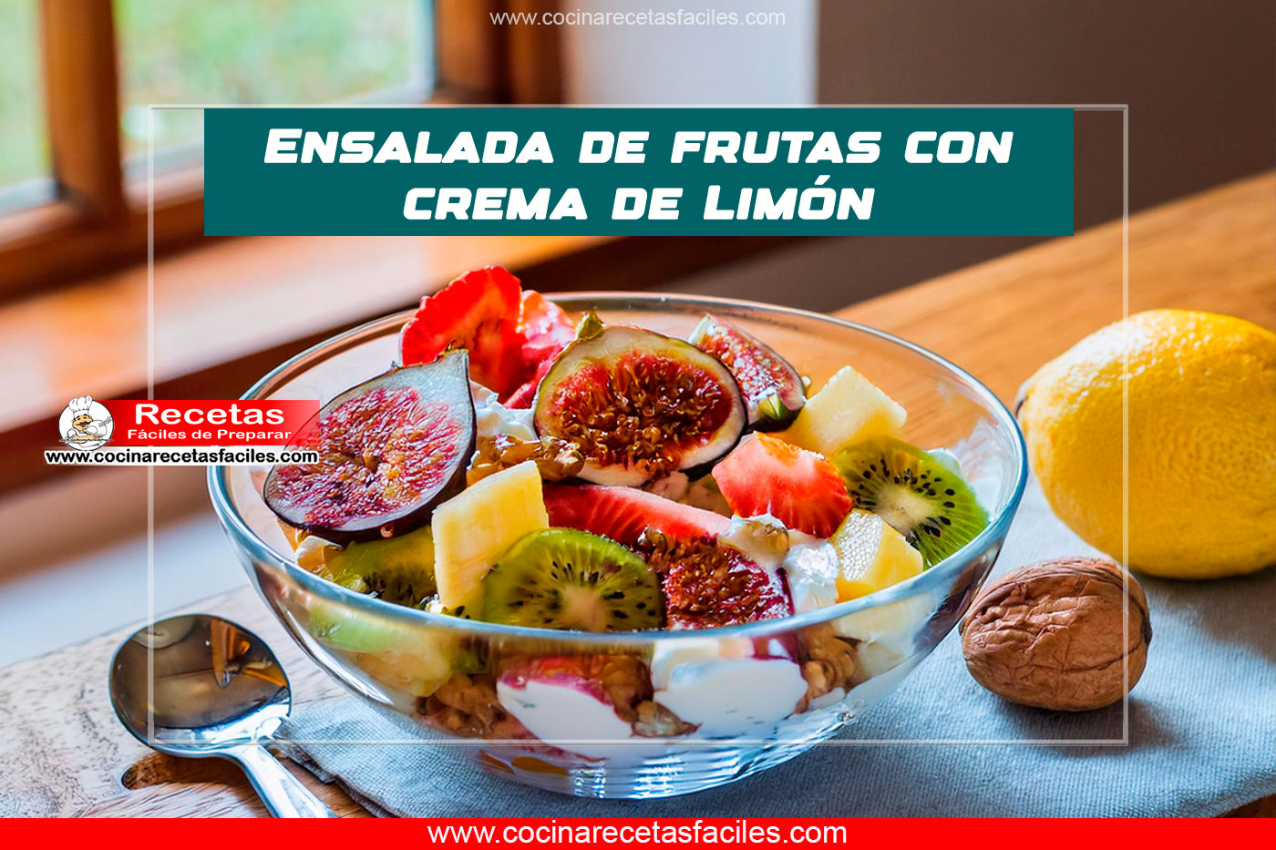 Ensalada de frutas con crema de limón en un bol de cristal, decorada con nueces picadas.