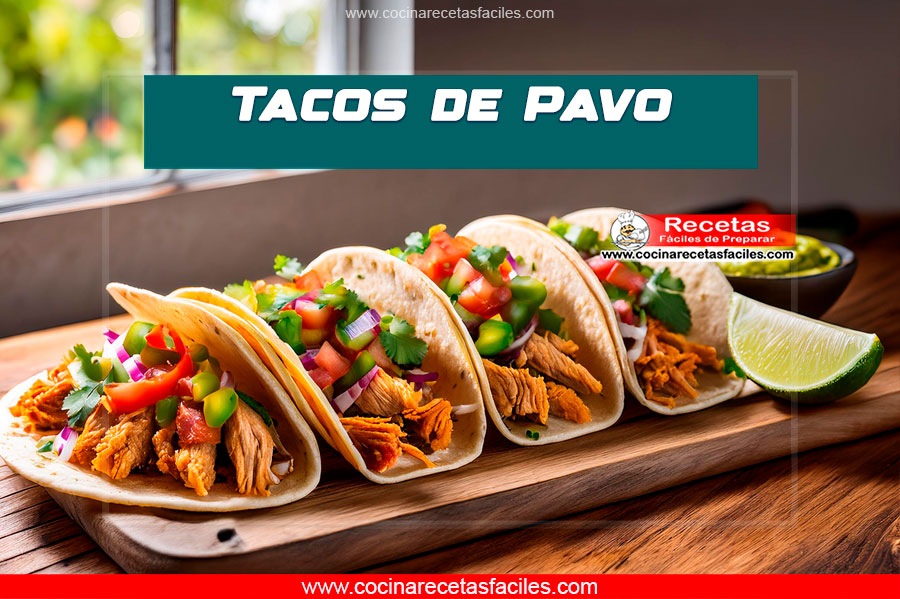 Tacos de pavo servidos con guacamole, col rallada y salsa de pico de gallo