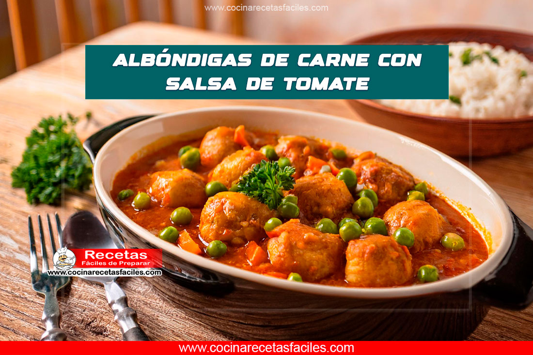 Albóndigas de carne en salsa de tomate con guisantes y zanahorias.