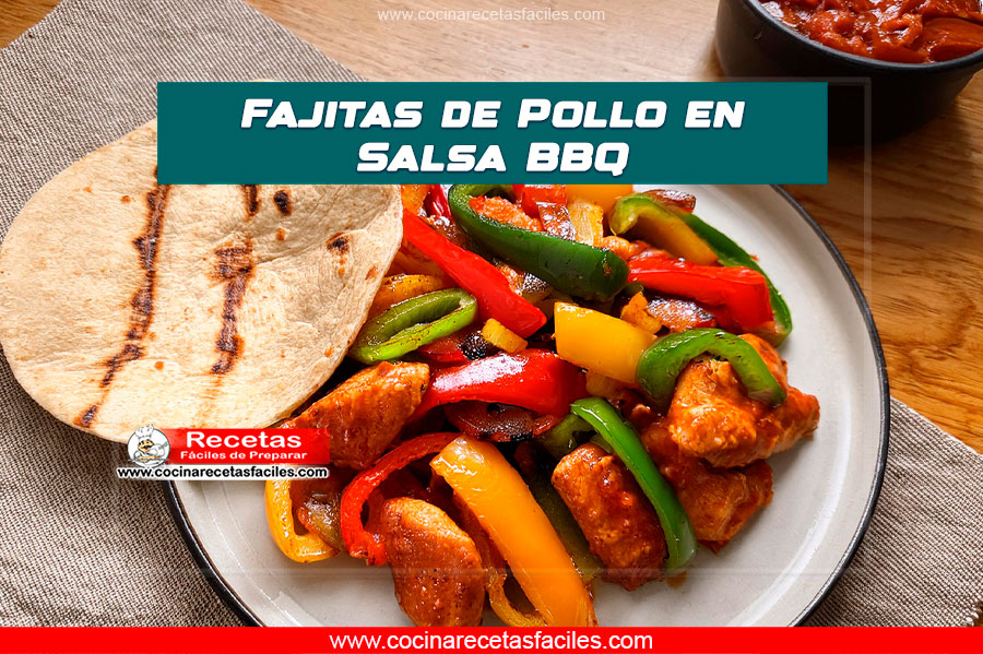 Fajitas de pollo en salsa BBQ servidas con tortillas calientes.