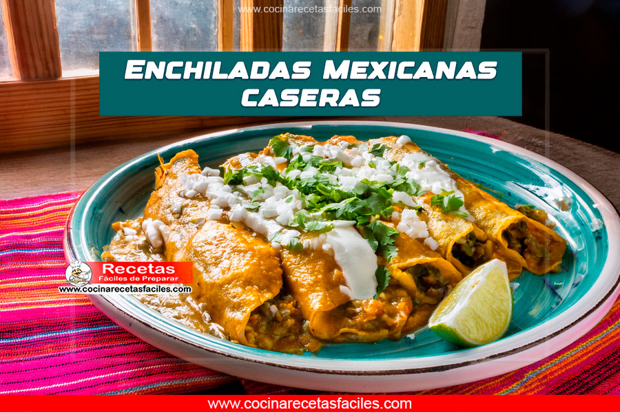 Enchiladas mexicanas servidas con salsa roja, queso fresco y crema.
