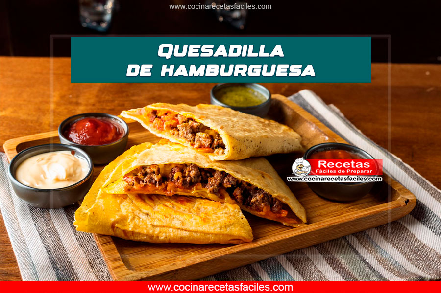 Quesadillas de hamburguesa, servidas con salsas y guacamole.