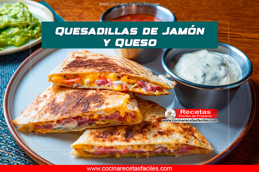 Quesadillas de jamón y queso, servidas con guacamole y salsa