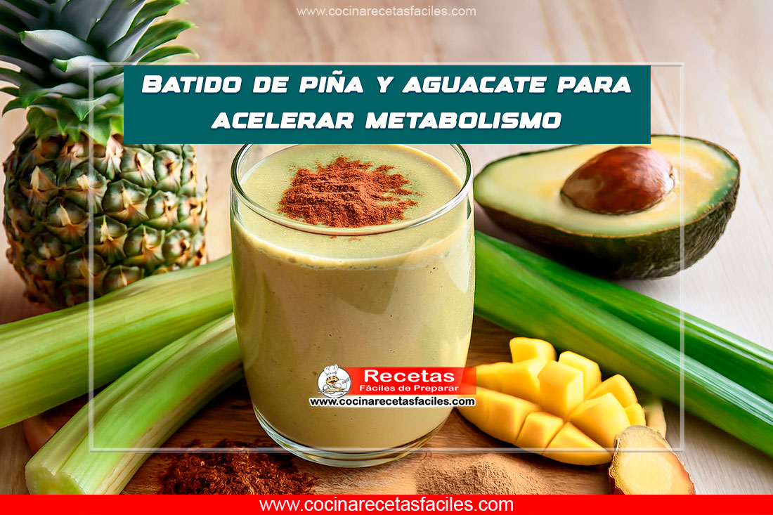 Vaso de batido de piña y aguacate con ingredientes frescos alrededor