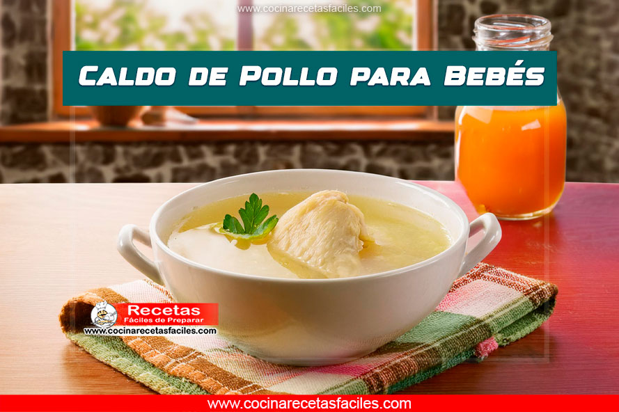 Caldo de pollo claro para bebés con trozos pequeños de zanahoria y patata cocida