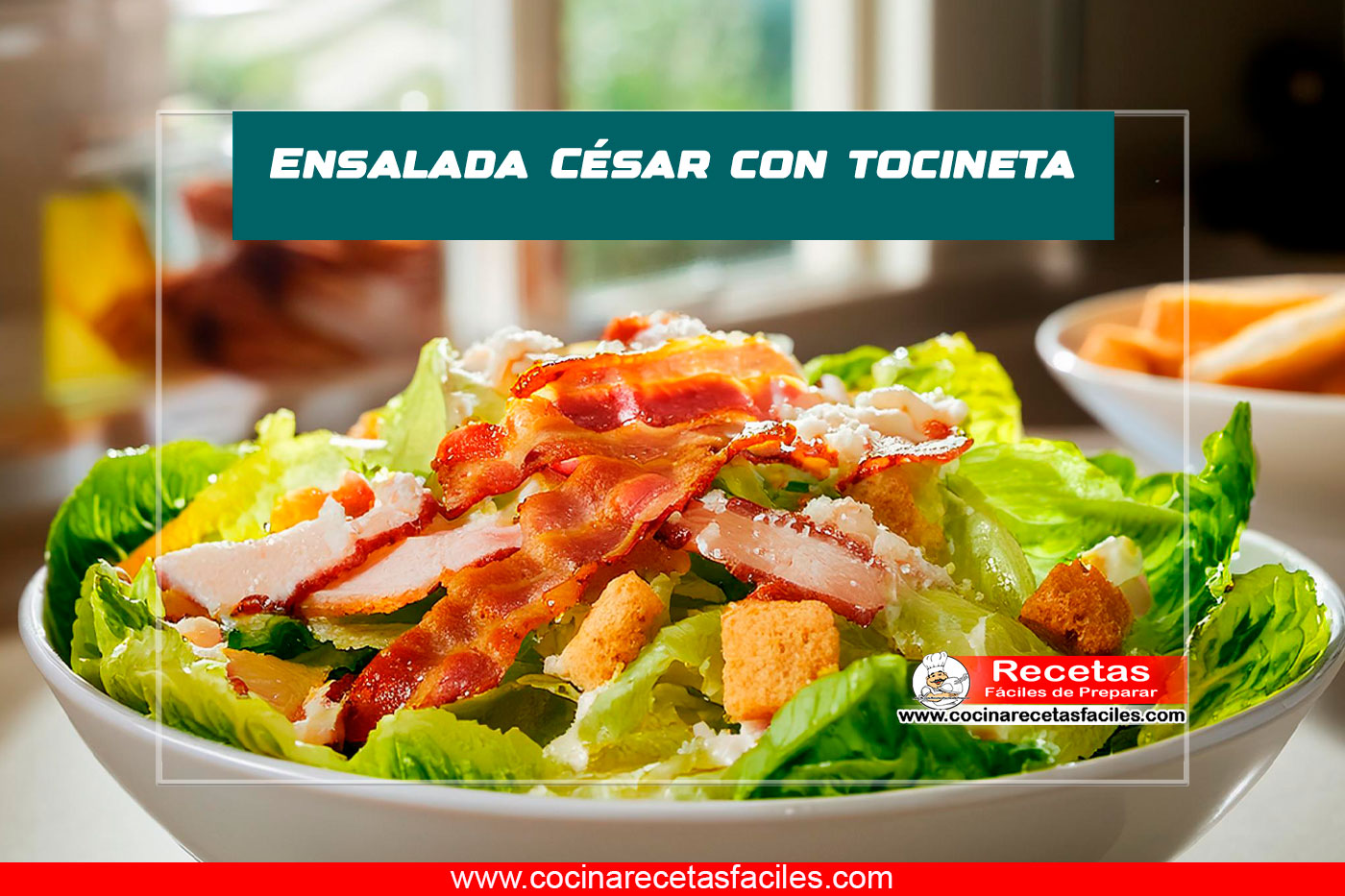 "Ensalada César con tocineta crujiente, pollo, croutones y queso parmesano en un tazón blanco"