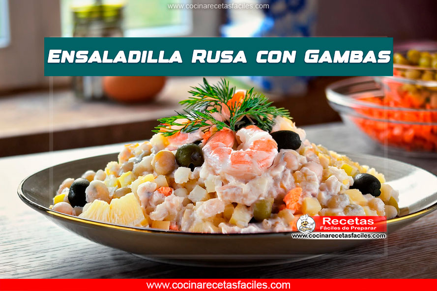 Ensaladilla rusa con gambas en un bol blanco