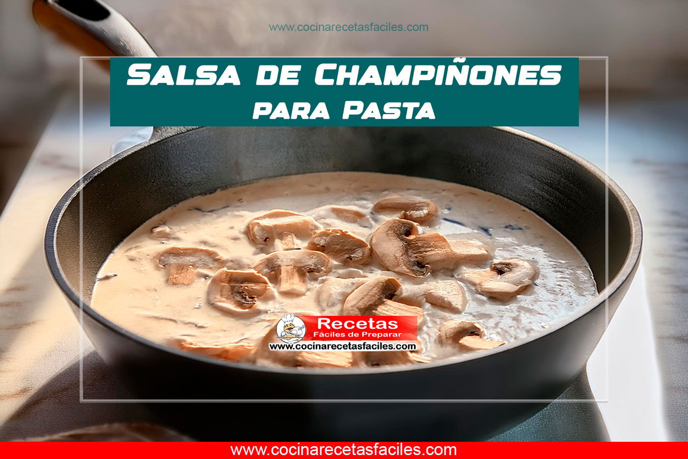 "Sartén con salsa cremosa de champiñones, con trozos visibles de champiñones, queso rallado y hierbas frescas, sobre una mesa de madera."