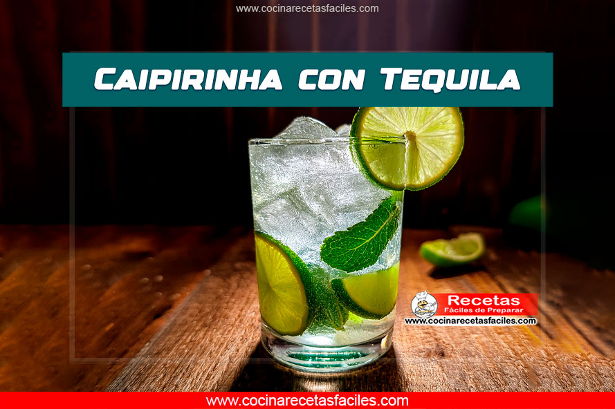 Caipirinha con tequila en vaso grande con lima, azúcar, hielo y menta decorativa