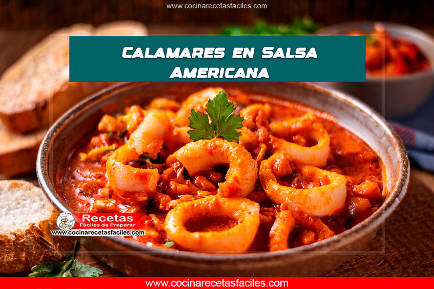 Calamares en salsa americana servidos con pan crujiente y perejil fresco.