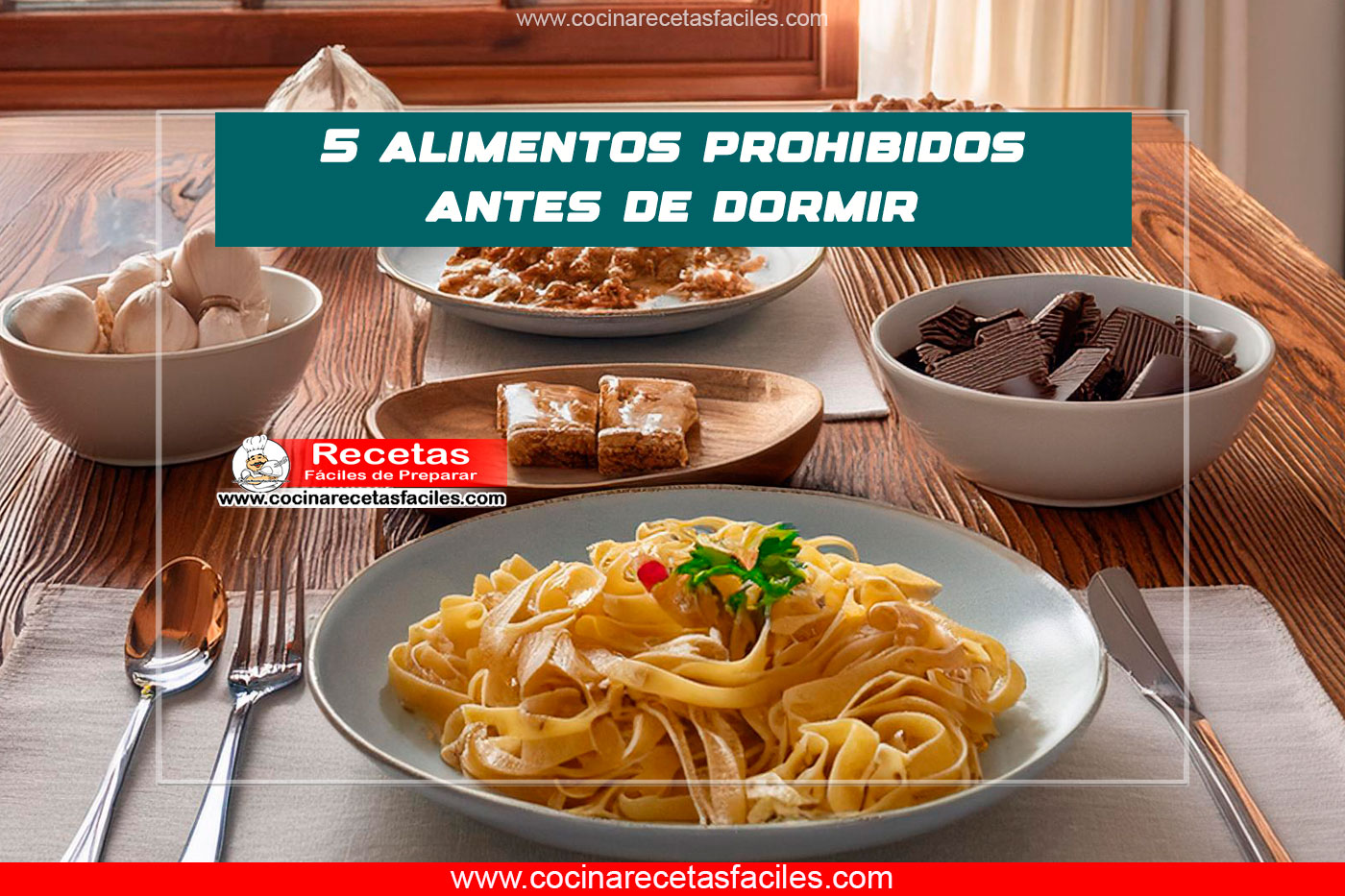 Platos con pasta, cereal, ajo, chocolate y helado sobre una mesa de madera en una cocina con ventana