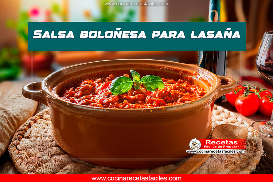Salsa boloñesa para lasaña servida en cazuela de barro
