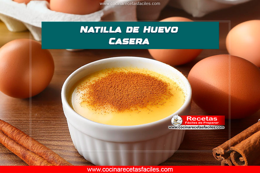 Natilla de huevo cremosa decorada con canela en polvo.