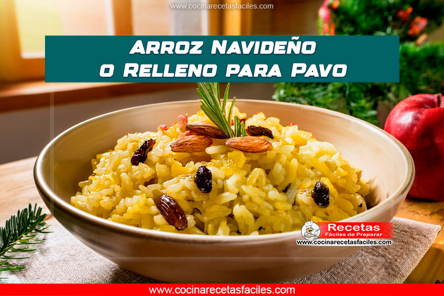 Arroz navideño con manzana, pasas y hierbas frescas sobre mesa de madera