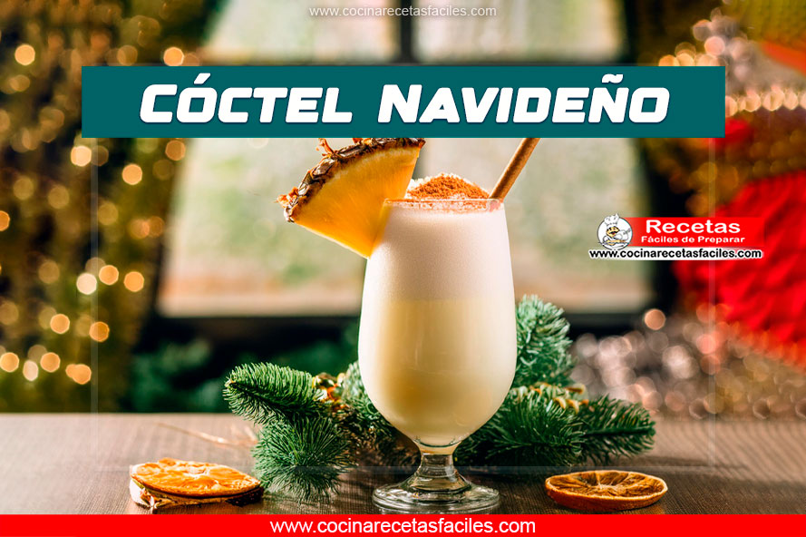 Cóctel navideño servido con rodajas de piña y naranja