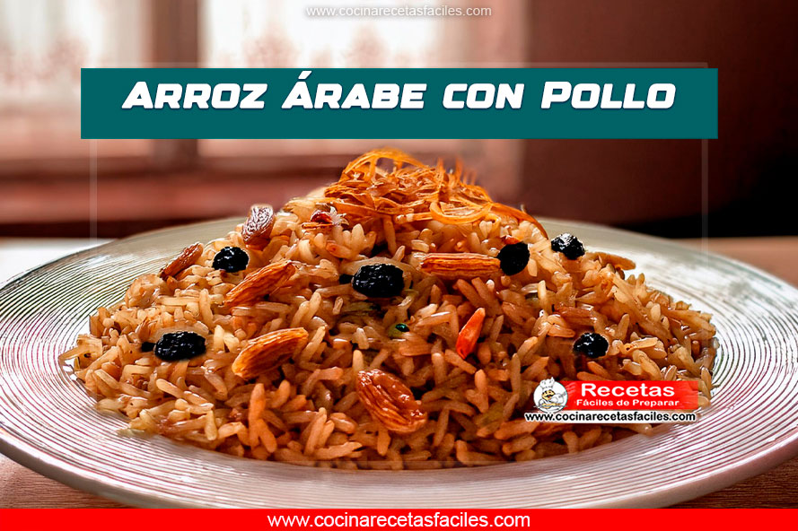 Arroz árabe con pollo molido, fideos de cabello de ángel dorados, pasas morenas y pollo perfectamente integrado en el arroz