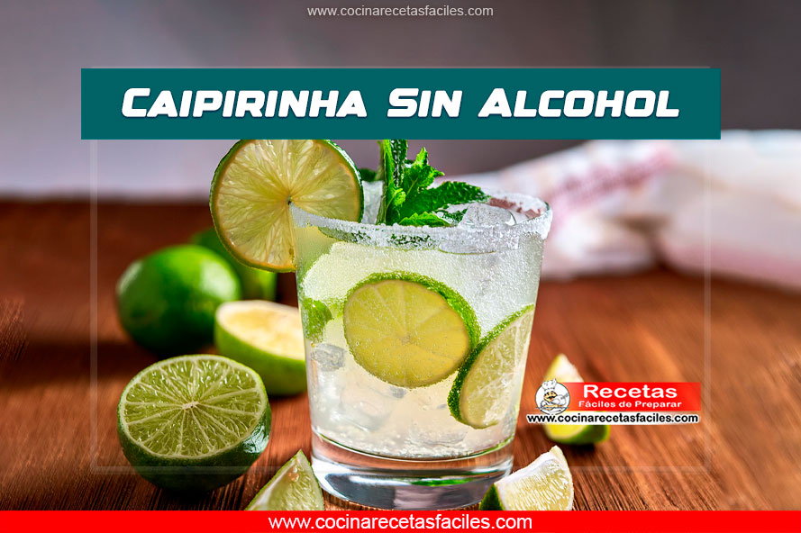 Caipirinha sin alcohol con lima, azúcar y agua con gas, en vaso grande con hielo y rodaja de lima decorativa