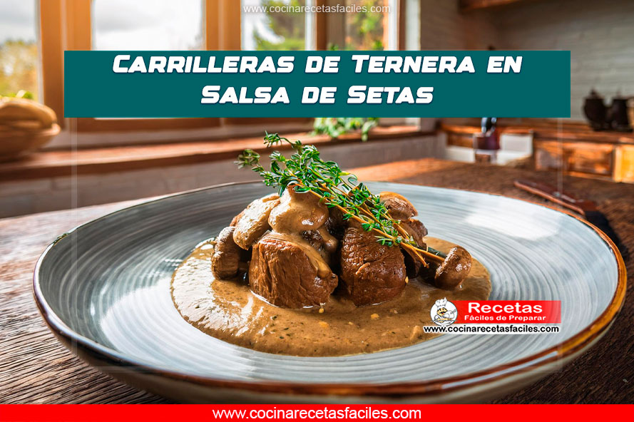 Carrilleras de ternera en salsa de setas servidas en un plato, sobre una mesa de madera rústica con luz natural.