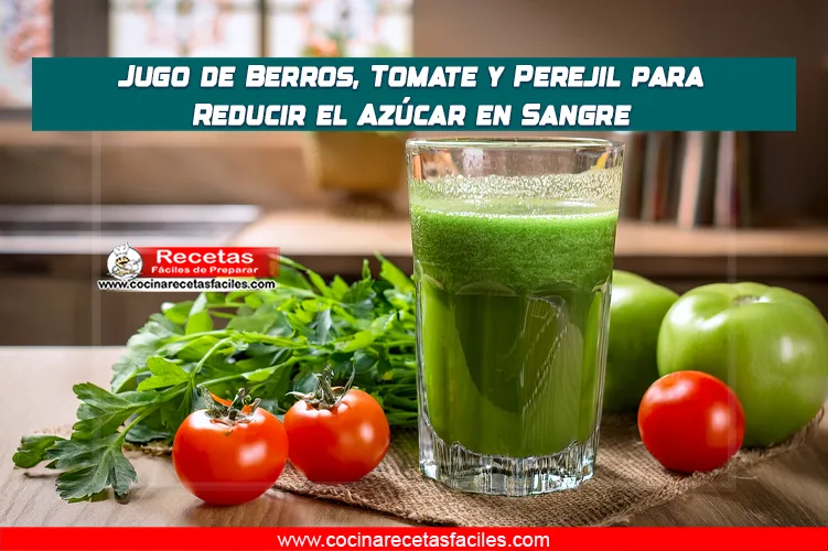 "Jugo de berros, tomate y perejil servido sobre una mesa de madera en la cocina."