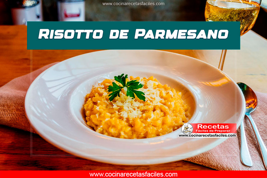 Risotto de parmesano cremoso con queso rallado y perejil fresco, servido sobre una mesa acogedora