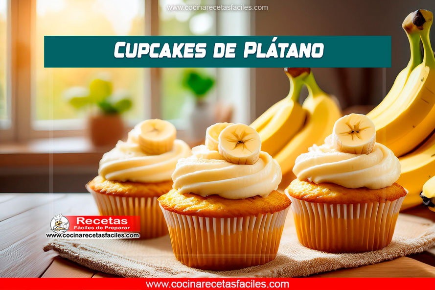 Cupcakes de plátano caseros con crema decorativa y rodajas de plátano