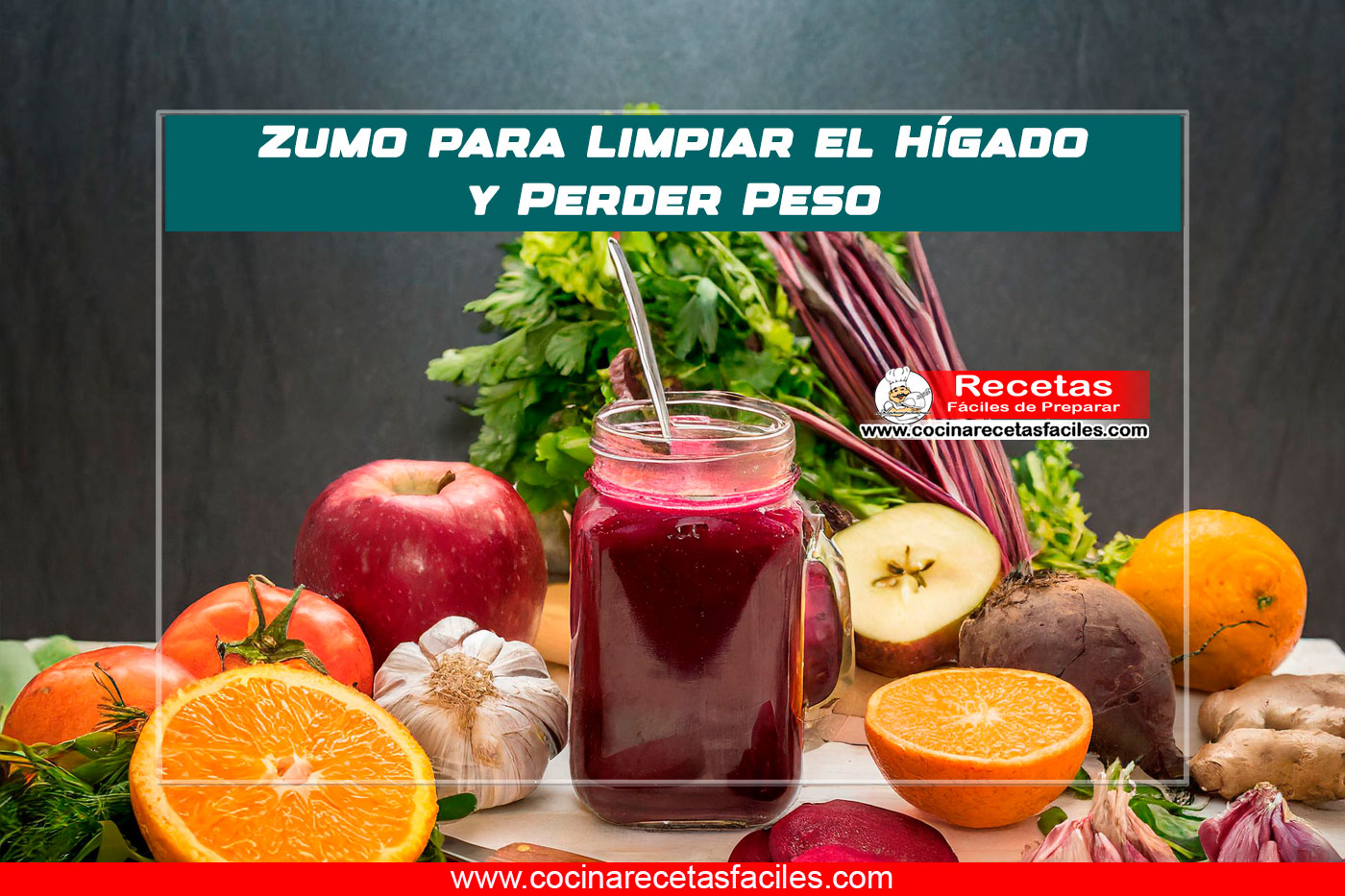 "Imagen de un zumo detox para limpiar el hígado y perder peso, con betarragas, manzanas, naranjas/toronjas y ajo frescos."