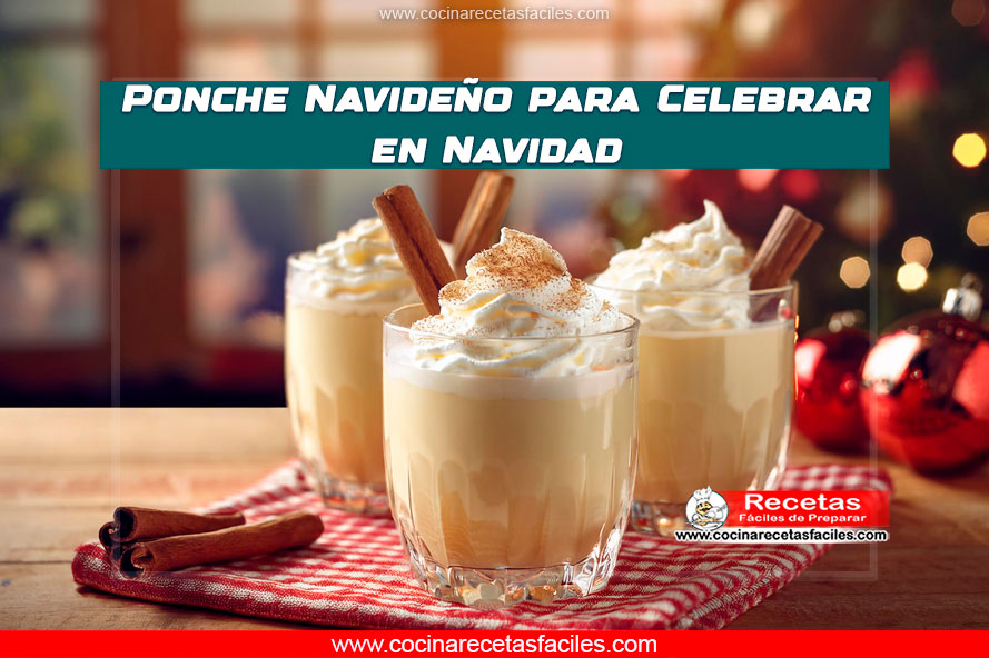 Ponche Navideño con crema batida y canela en una mesa festiva.