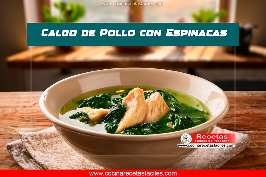 Tazón de caldo de pollo con espinacas, tostadas y limón