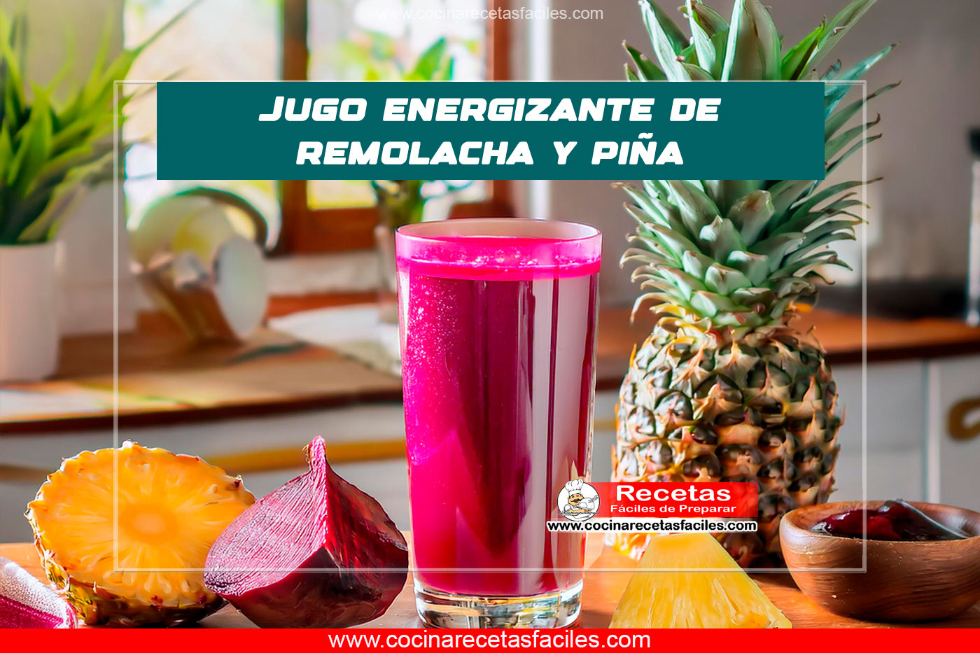 Vaso de jugo de remolacha y piña de color rosado suave con trozos de fruta fresca en una mesa de cocina iluminada por luz natural.