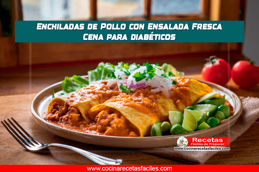 Enchiladas de pollo con ensalada fresca en un plato.