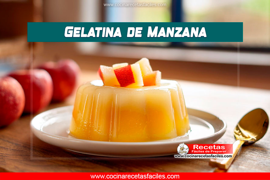Gelatina de manzana casera en un plato blanco con trozos de manzana roja