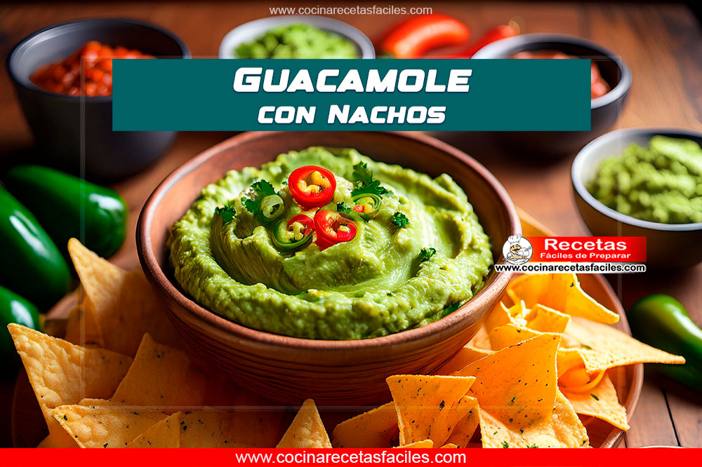 Tazón de guacamole acompañado de nachos con queso derretido y jalapeños.