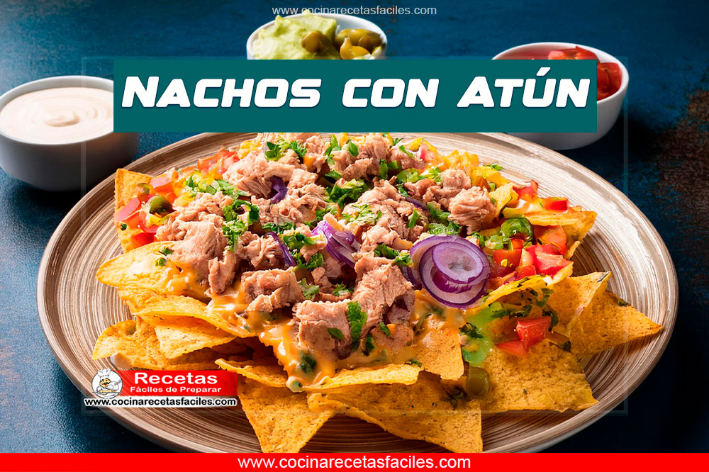 Bandeja de nachos con queso derretido, atún y trozos de tomate y cebolla, acompañada de salsas.