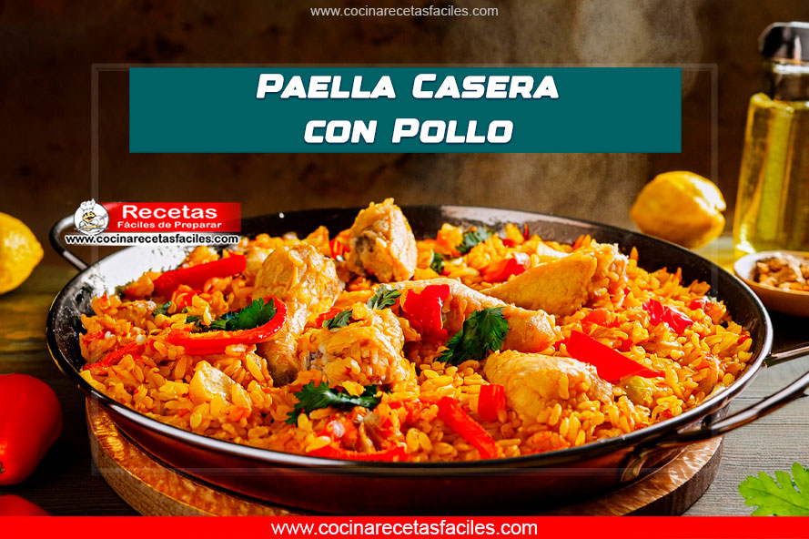 Paella casera con pollo servida con pimientos y limón