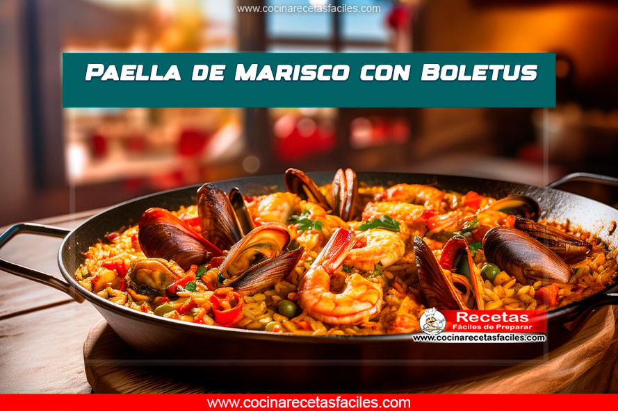 Paella de marisco con boletus servida en paellera tradicional