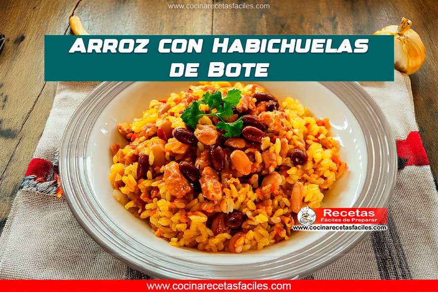 Arroz con habichuelas de bote servido en un bol blanco, con arroz amarillo dorado y habichuelas rojas.