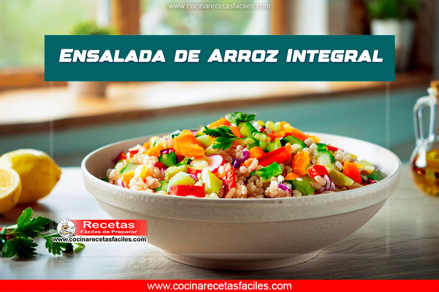 Ensalada de arroz integral con vegetales frescos y semillas de girasol