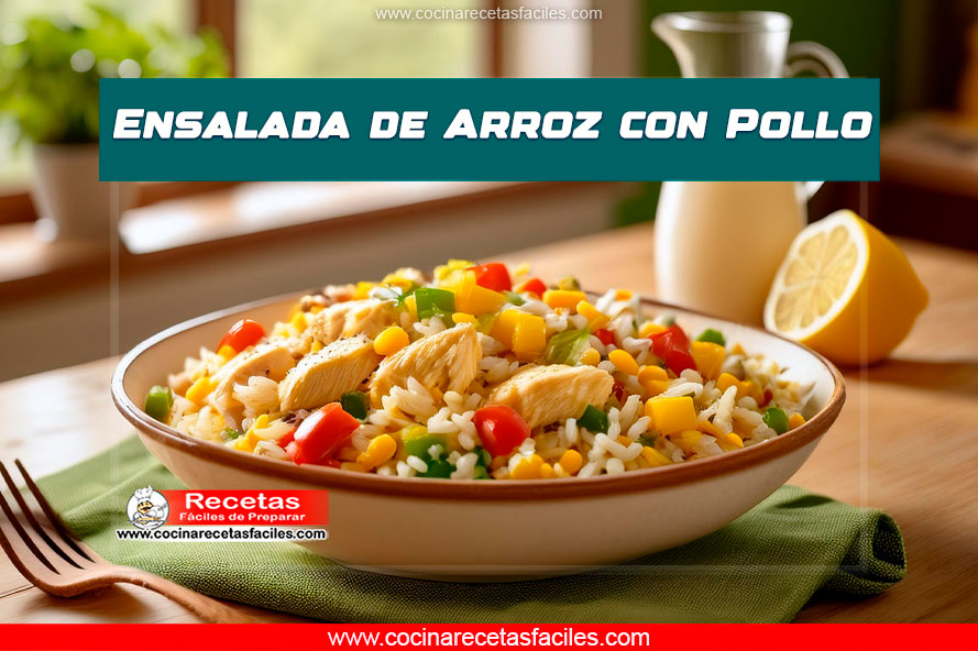 Ensalada de arroz con pollo, pimientos rojos, pepino y maíz dulce, servida en un bol blanco sobre una mesa de madera.