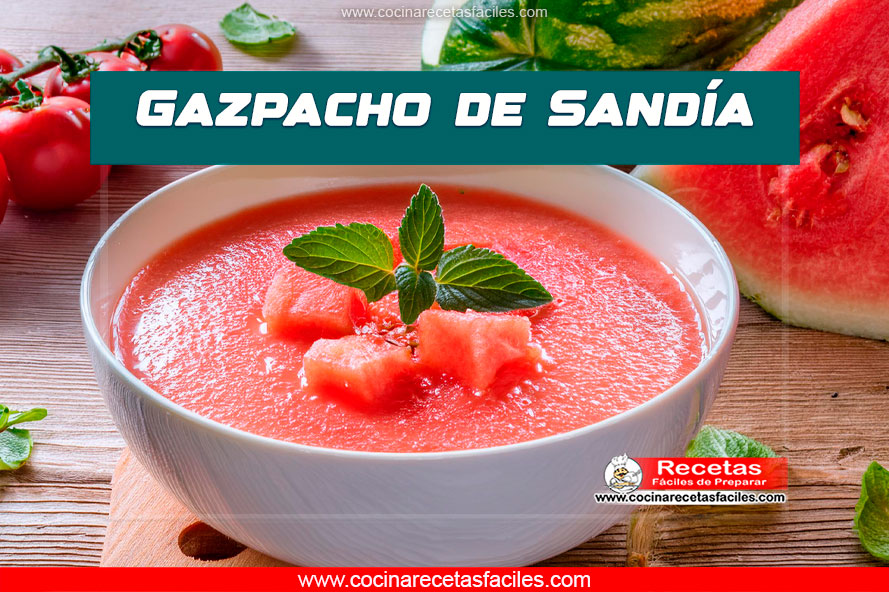 Gazpacho de sandía servido en un plato blanco con hojas de menta