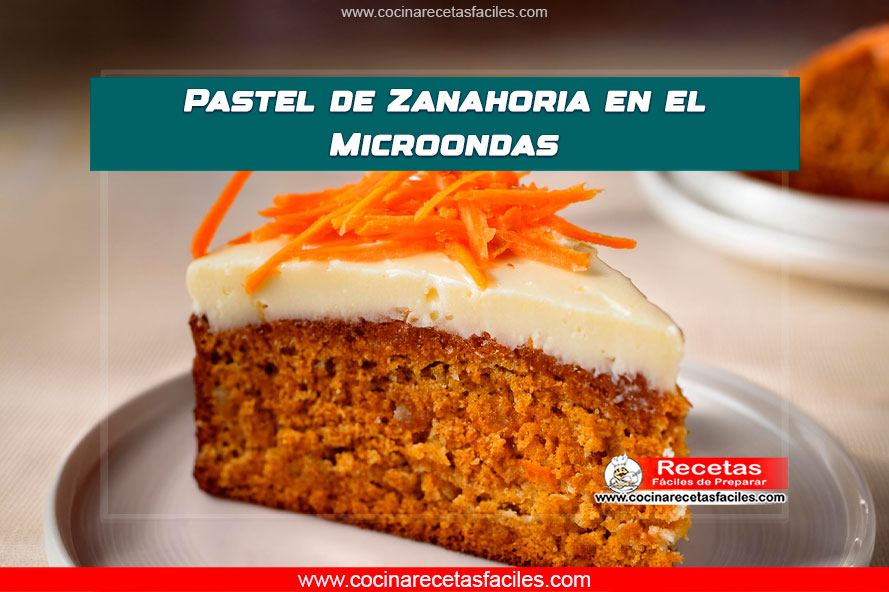Pastel de zanahoria hecho en microondas con cobertura de queso crema servido en un plato